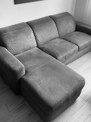 Sofá cama Natuzzi con chaise longue gris