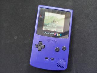 Consola Game Boy Color Morada en buen estado.

