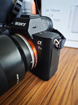 Sony Alpha 7 III con objetivo Tamron 28-75mm