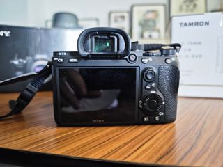 Sony Alpha 7 III con objetivo Tamron 28-75mm