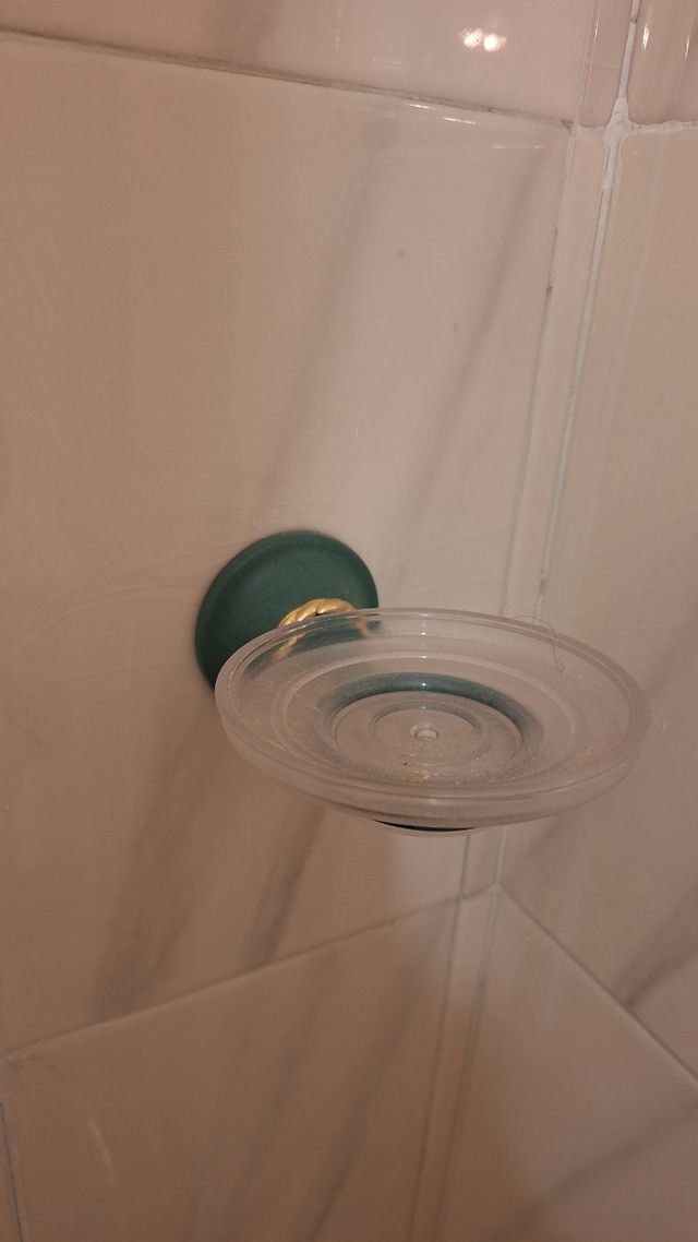 Accesorios de baño verde y dorado