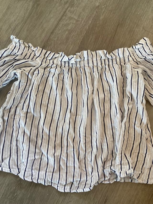 Top corto de rayas blanco y negro