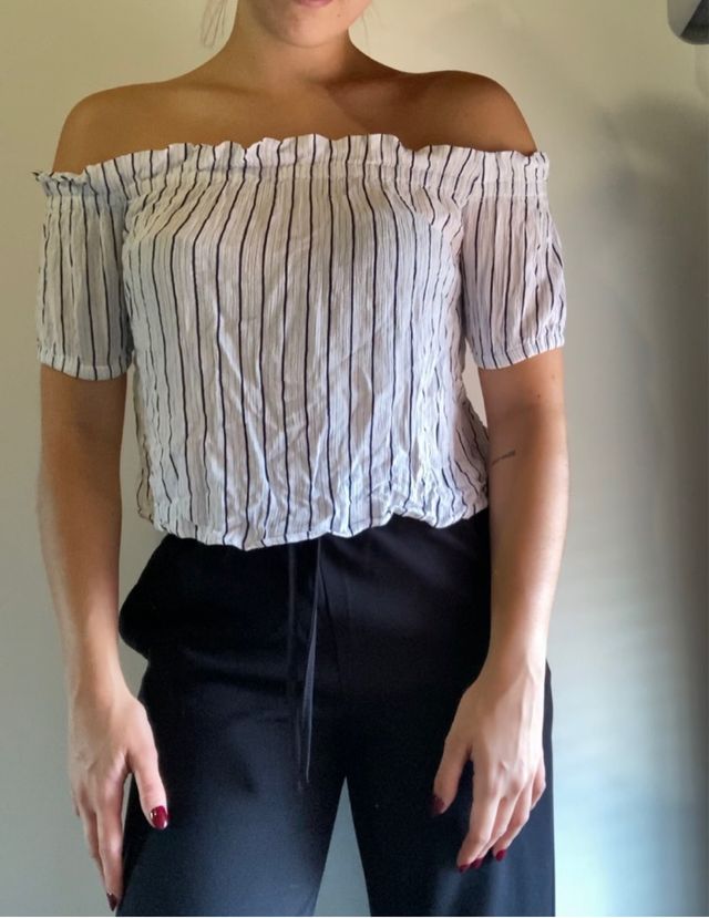 Top corto de rayas blanco y negro