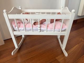 Bebé Reborn Antonio Juan con cuna y accesorios