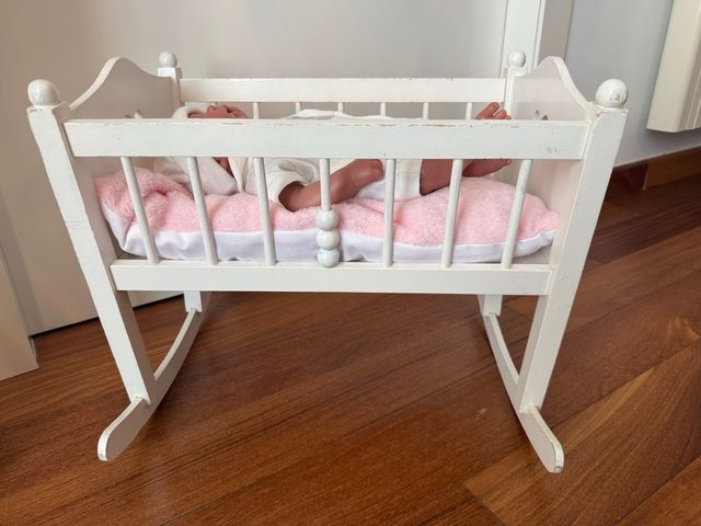 Bebé Reborn Antonio Juan con cuna y accesorios