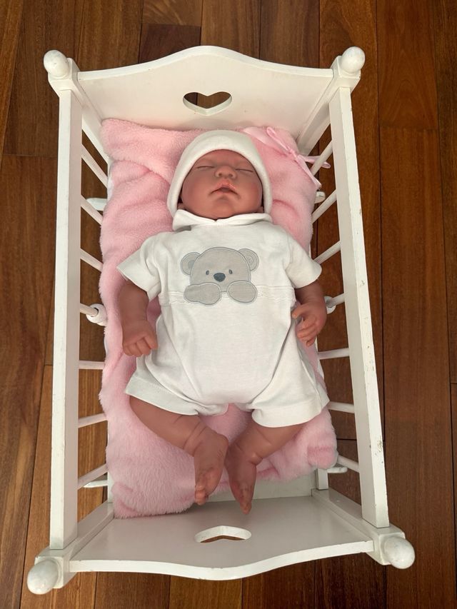 Bebé Reborn Antonio Juan con cuna y accesorios