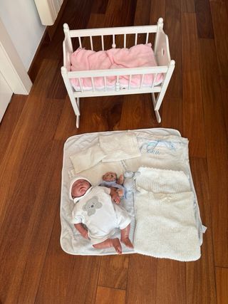 Bebé Reborn Antonio Juan con cuna y accesorios