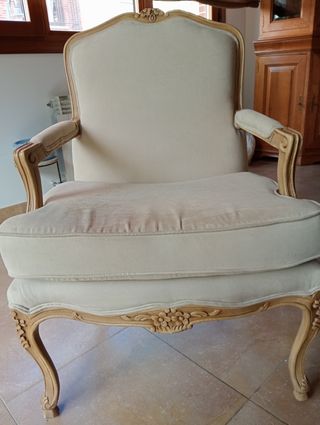 Elegante sillón de salón tapizado en tela