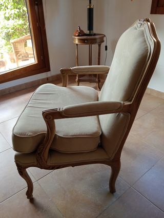 Elegante sillón de salón tapizado en tela