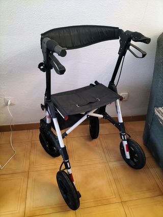 Andador Kmina 4X4  con asiento y bolsa.
