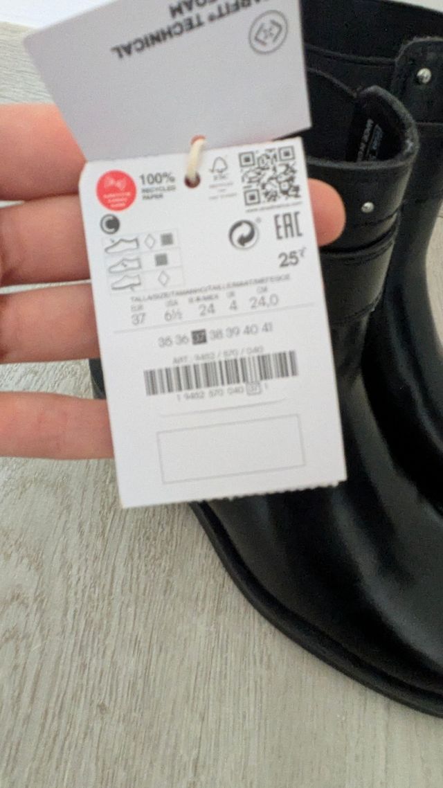 Botines negros Stradivarius con hebilla y tachuela