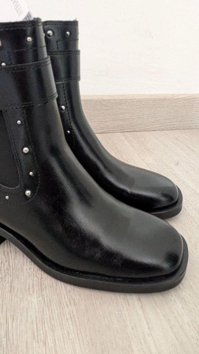 Botines negros Stradivarius con hebilla y tachuela