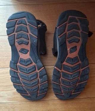 Sandalias Skechers Marrones y Negras