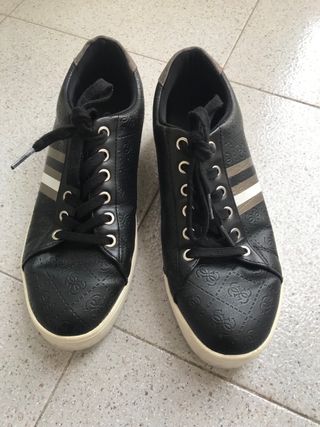 Deportivas Guess Negras y Grises