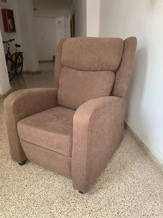 Sillón marrón de tela