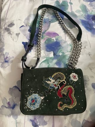 Bolso verde cuadrado, con bordado de dragón