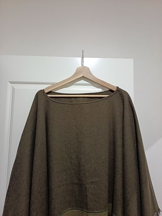 Poncho marrón de flecos