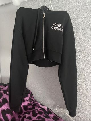 Chaqueta crop top negra con cremallera