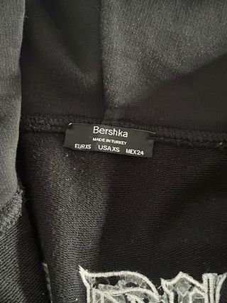 Chaqueta crop top negra con cremallera