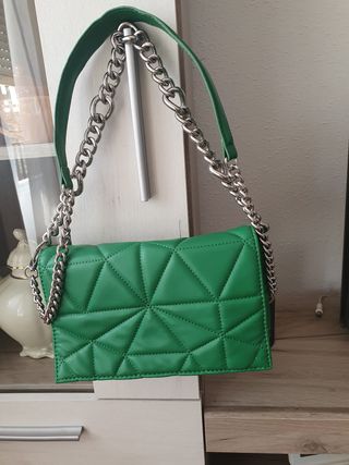 Bolso Stradivarius acolchado cadena