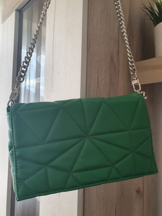 Bolso Stradivarius acolchado cadena