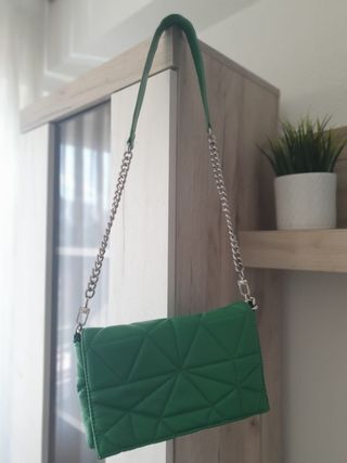 Bolso Stradivarius acolchado cadena