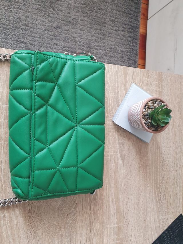 Bolso Stradivarius acolchado cadena