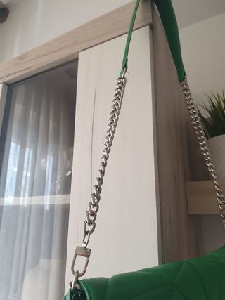 Bolso Stradivarius acolchado cadena