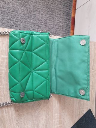 Bolso Stradivarius acolchado cadena