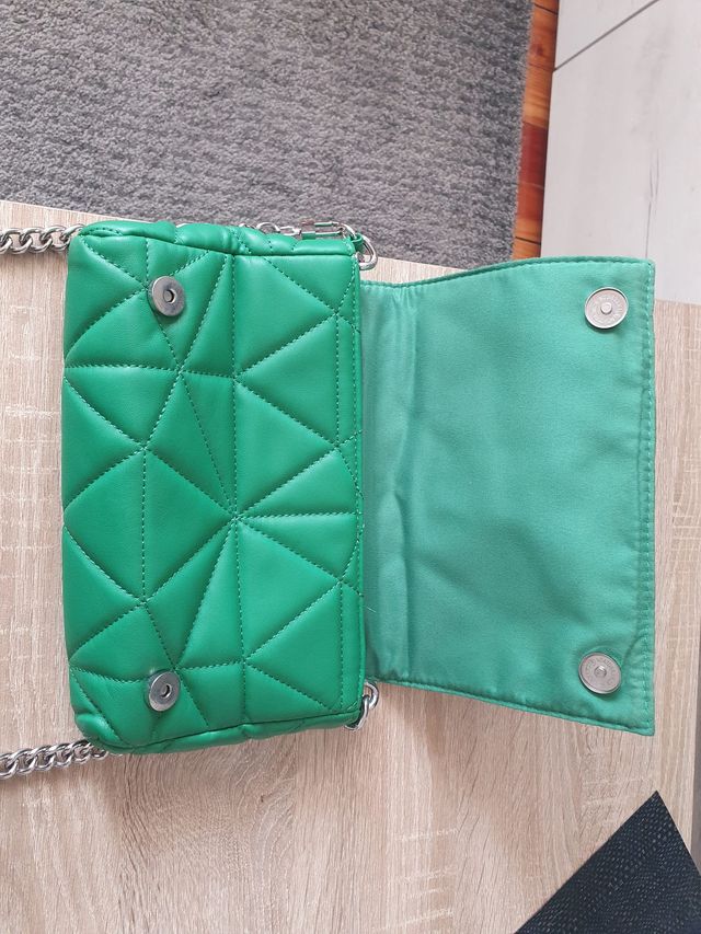 Bolso Stradivarius acolchado cadena