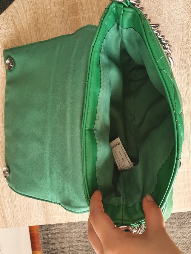 Bolso Stradivarius acolchado cadena