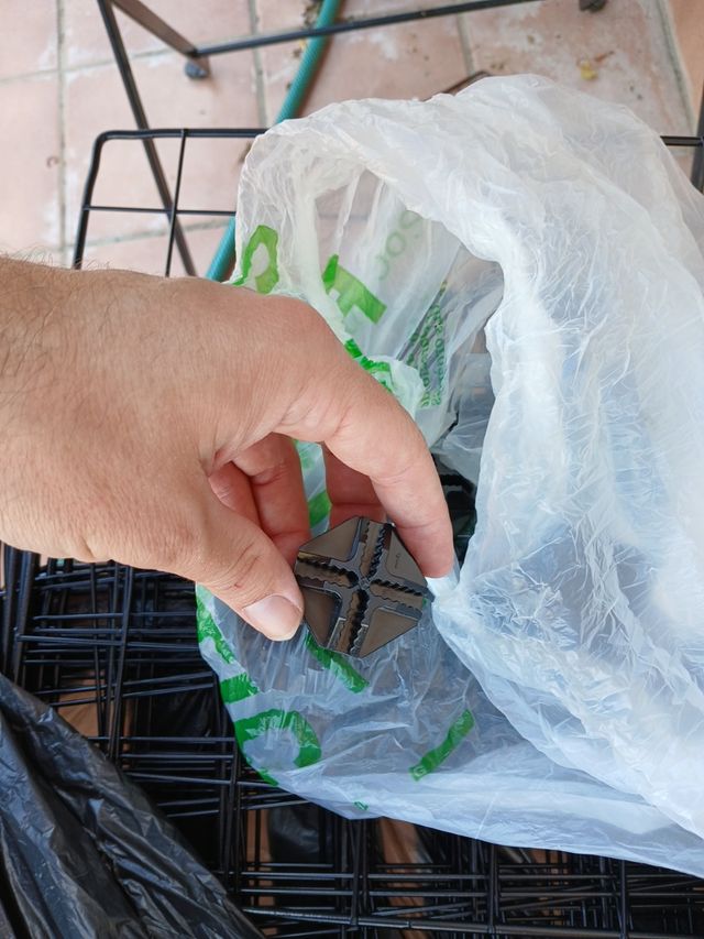 Estantería modular de rejilla negra