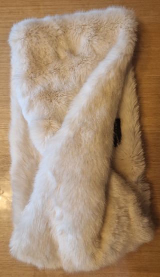 Cuello Zara pelo sintético beige