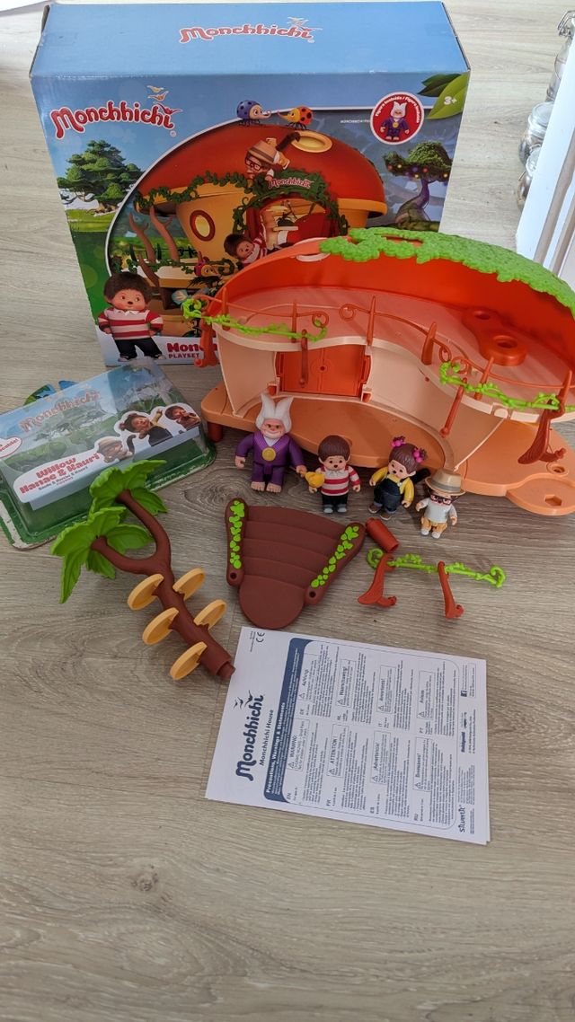 Casa Monchhichi con figuras