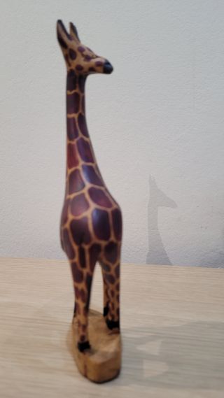 Figura de Jirafa de Madera Tallada
