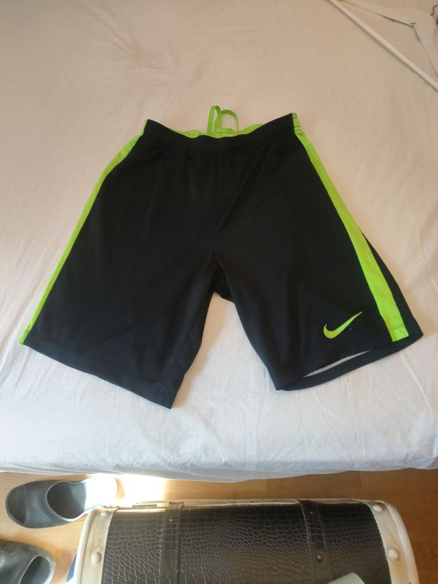 Pantalón corto Nike negro y verde