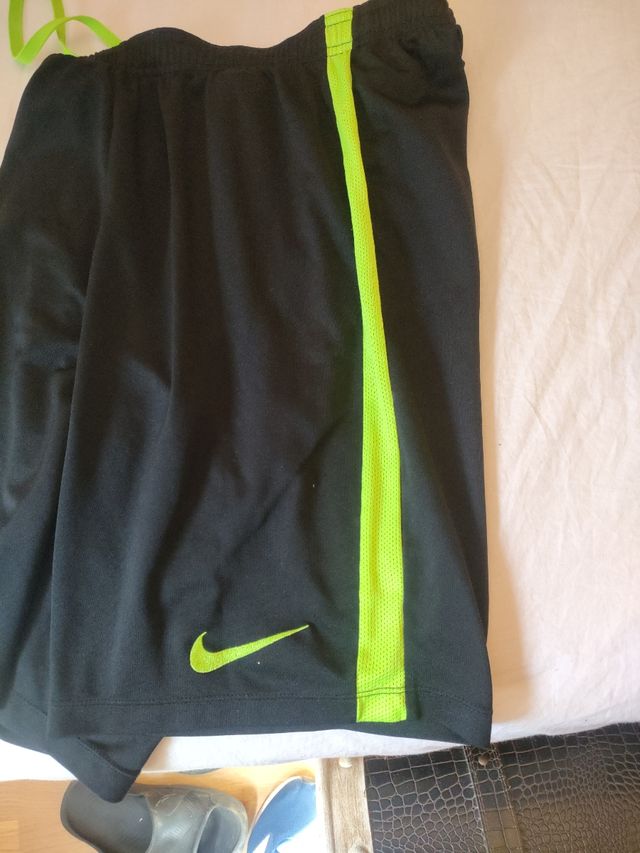 Pantalón corto Nike negro y verde