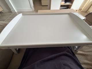 Mesa auxiliar con patas plegables