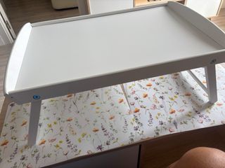 Mesa auxiliar con patas plegables