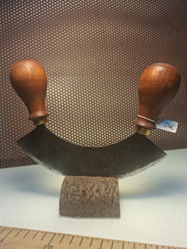 Cuchilla media luna con mangos de madera