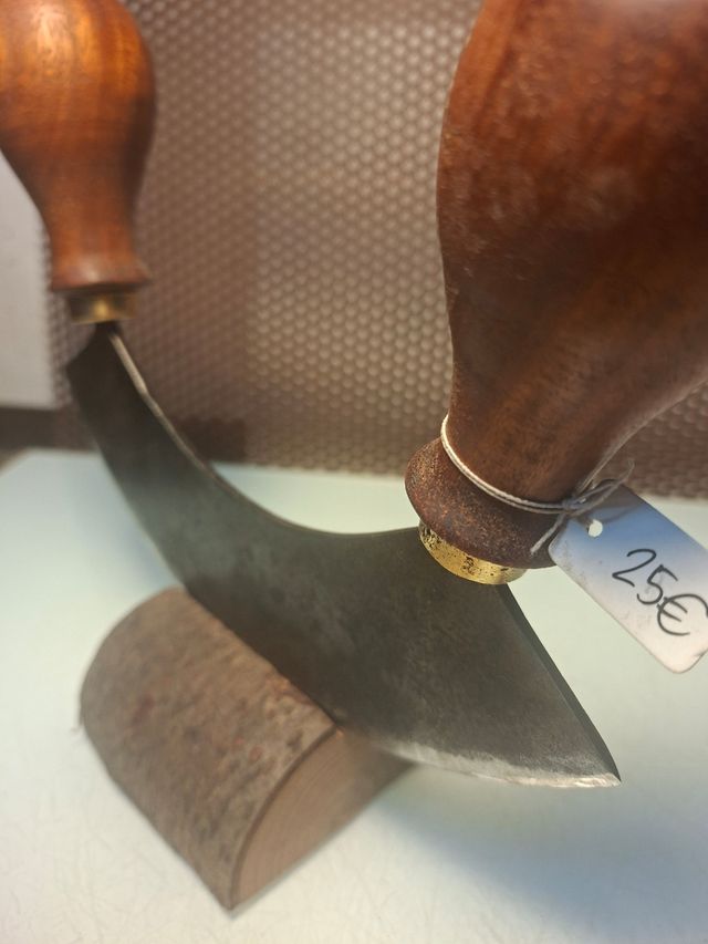 Cuchilla media luna con mangos de madera