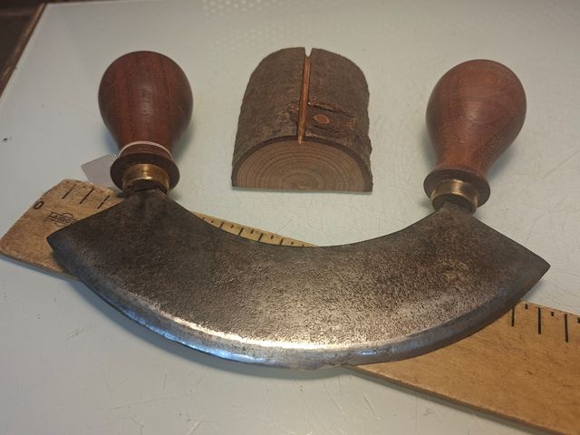 Cuchilla media luna con mangos de madera