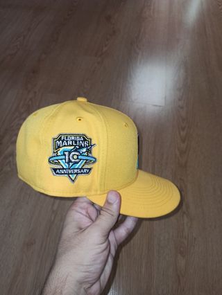Gorra New Era amarilla con logo de pez
