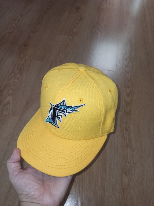 Gorra New Era amarilla con logo de pez