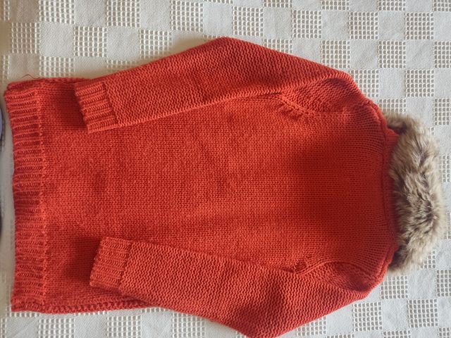 Chaqueta de punto naranja con cuello de pelo