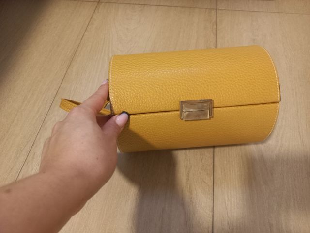 Joyero amarillo con compartimentos