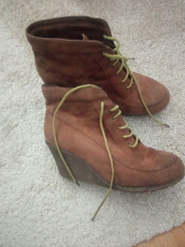 Botines de cuña marrones