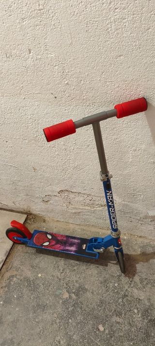 Patinete Spiderman Azul con Puños Rojos