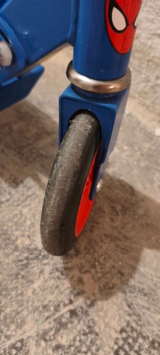 Patinete Spiderman Azul con Puños Rojos