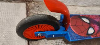 Patinete Spiderman Azul con Puños Rojos